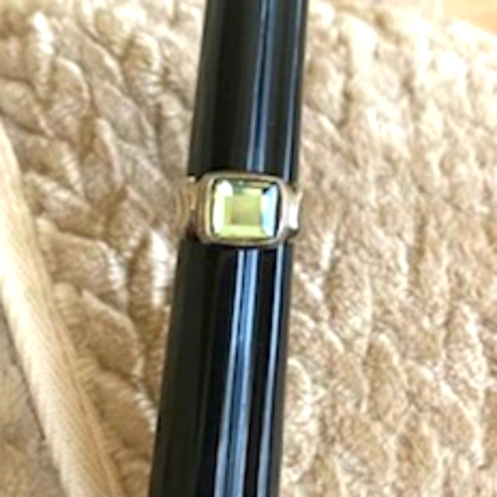 Beautiful Silver Toned Ring SIZE 6 with Peridot Colored Stone - Estate Jewelry